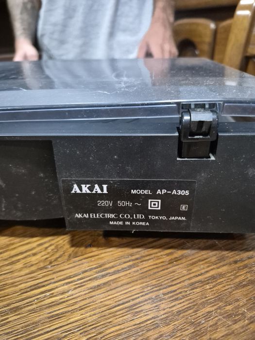 Gira discos AKAi