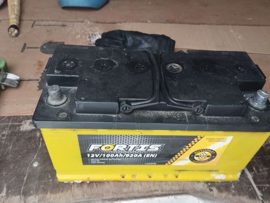 Акумулятор 100А.