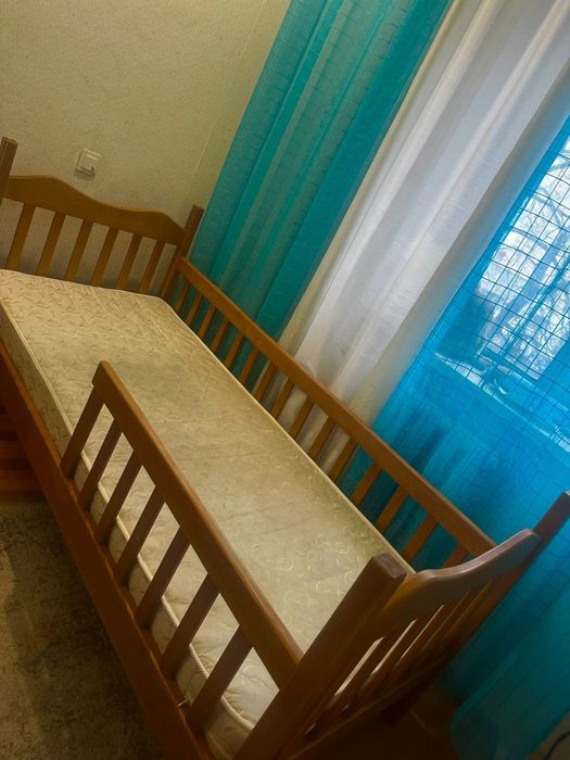 Двухповерхове дитяче дерев'яне ліжко