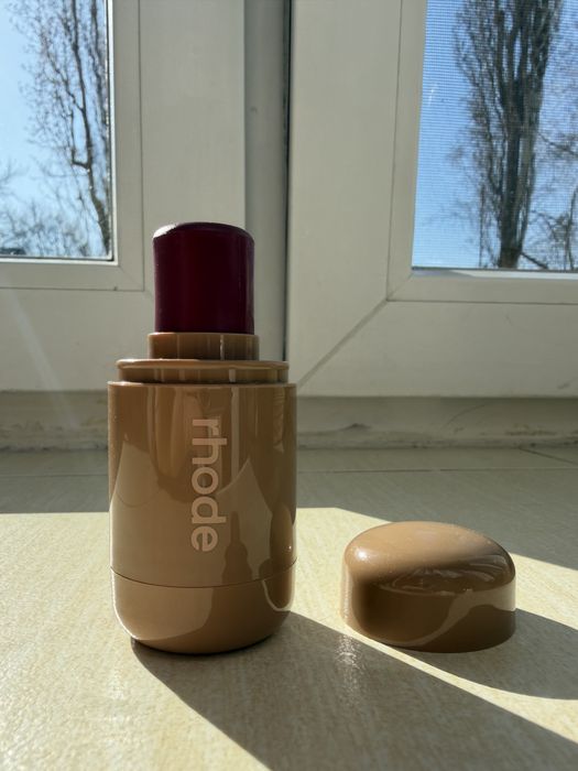 Róż w sztyfcie Plum - Rhode