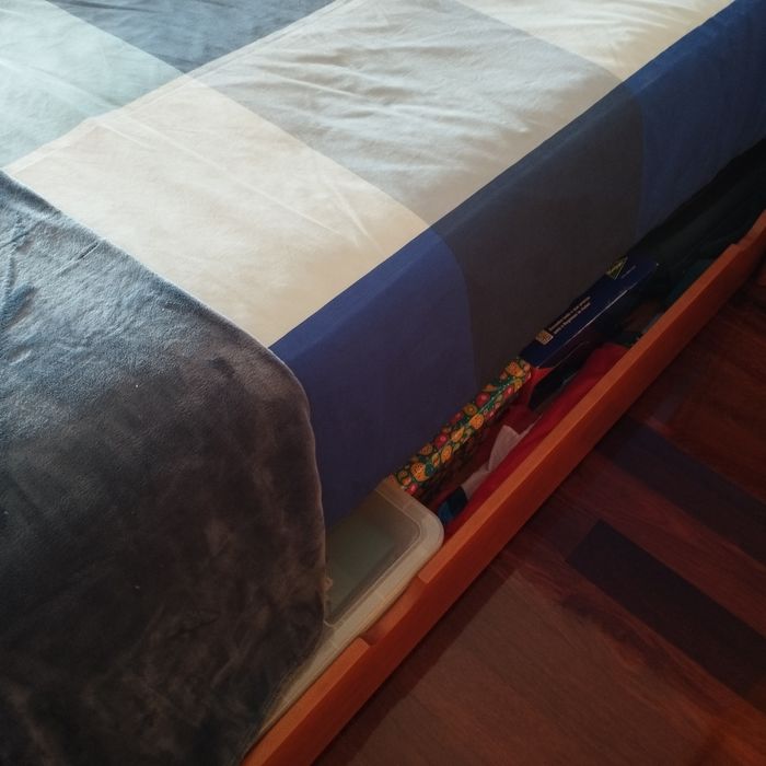 Cama e camiseiro em madeira maciça (Estado Perfeito ) 190x95