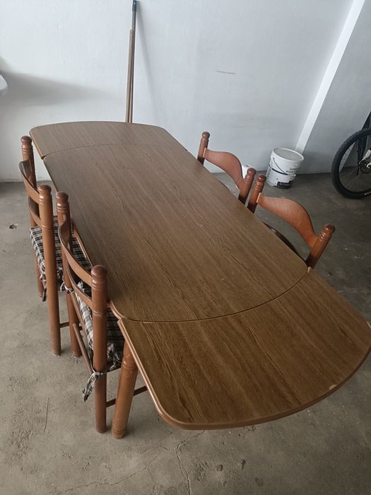 Mesa extensível c/ quatro cadeiras