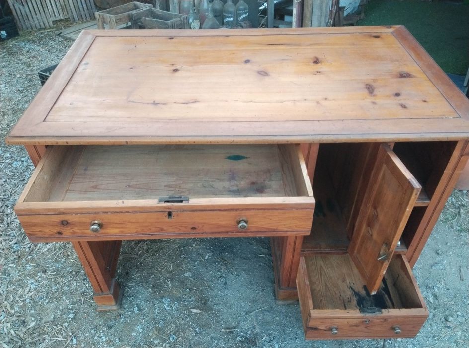 Secretária de madeira maciça em bom estado