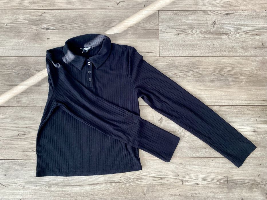 czarna, prążkowana koszulka polo marki New Look