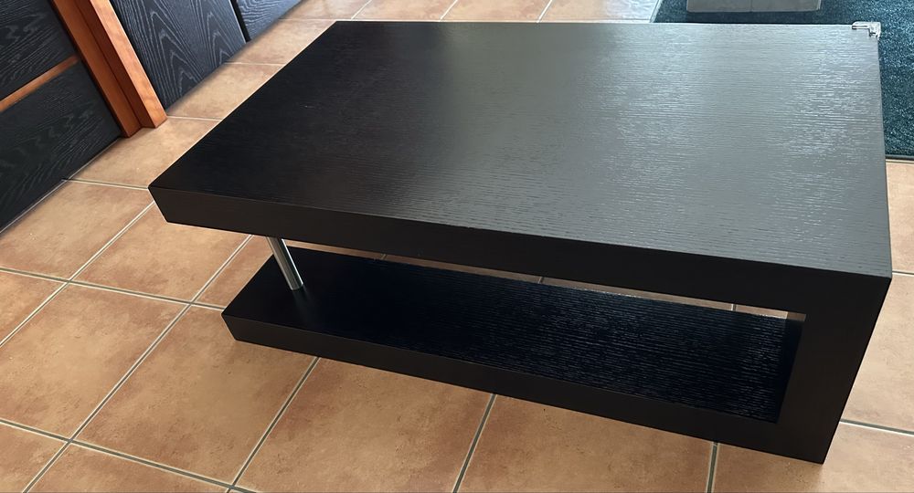 Mobilia de sala com mesa de centro e aparador