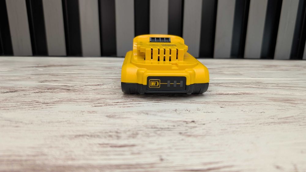 Акумулятор батарея DeWALT DCB203 2Ah