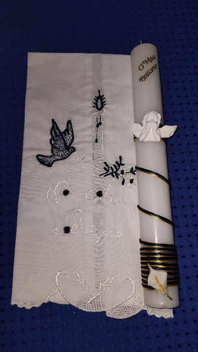 Conjunto para batismo, vela, concha e toalha.