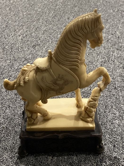 Stara figurka konia