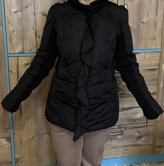 Пуховик курткафирмы :ВАЛЕНТИНО,чёрного цвета,зима-осень-весна.