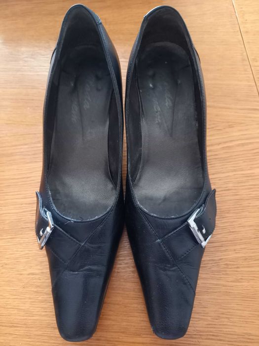 Sapatos pretos com um pouco de salto