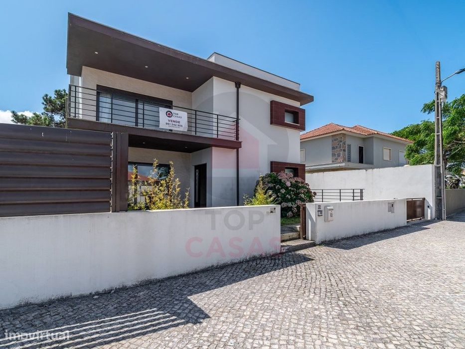 Moradia contemporânea com piscina privada em Salir do Porto