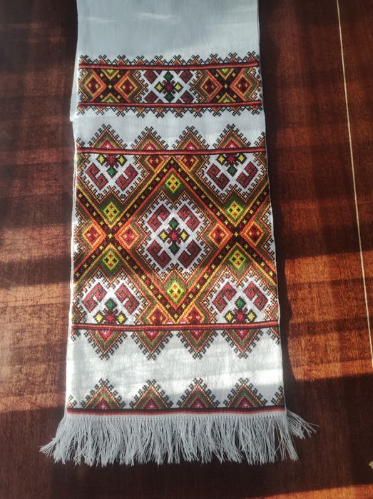 Вишитий рушник на домотканому  полотні
