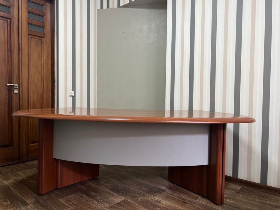 Продам офисной стол фирмы «Меркс»