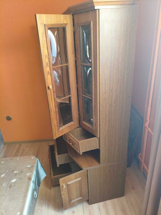 Szafa drewniana z przeszklonymi drzwiami