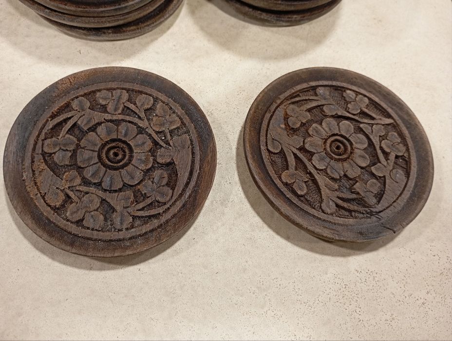 10 bases para copos em madeira esculpida