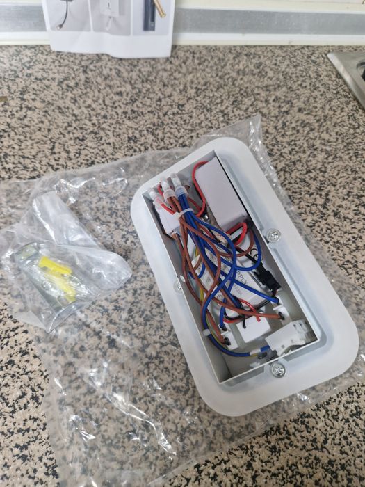 Luminária de Parede LED com Porta USB – Nova e Moderna