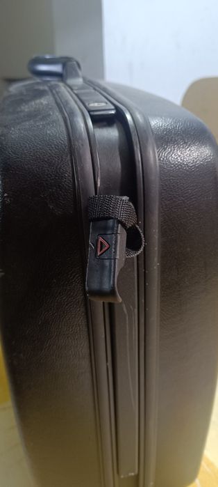 Mala  Samsonite Silhouette 4 apresenta um compartimento interior amplo com revestimento geométrico prateado e divisórias de tecido