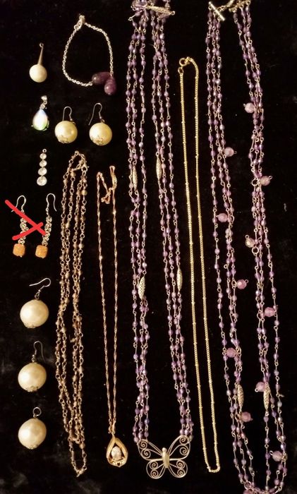 Серьги с натуральными камнями и бижутерия.