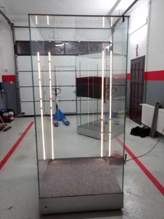 Gablota szklana z podświetleniem LED