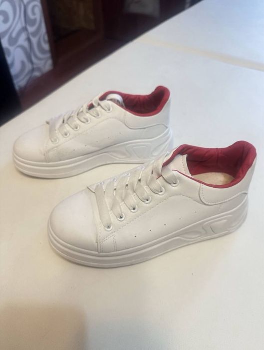 Нові кросівки білі