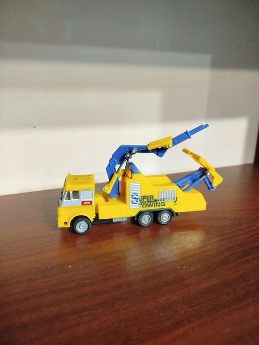 Іграшкова модель евакуатора серії Super Towing. В гарному стані.