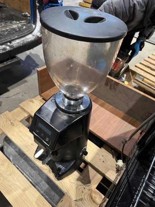 Кавомашина ,барна стійка, Льодогенератор,кавомолка, вітрина холодильна