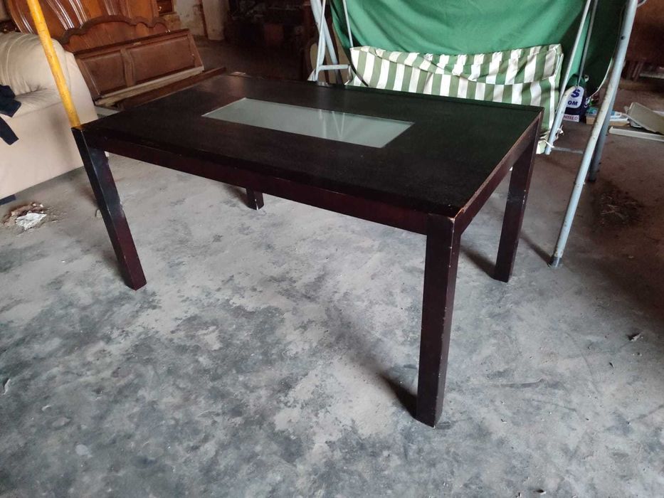Mesa de jantar em madeira