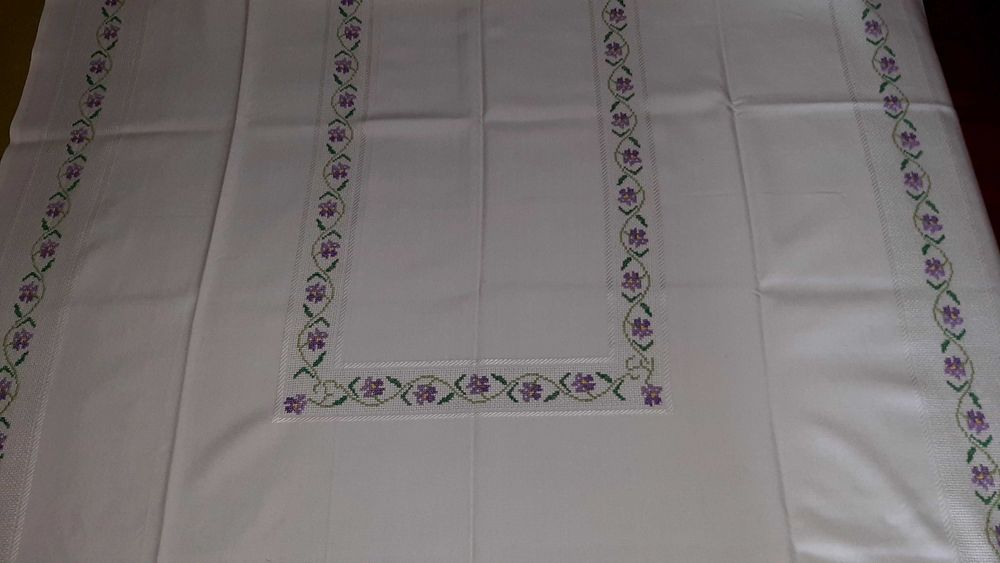 Toalha de mesa bordada à mão em ponto cruz