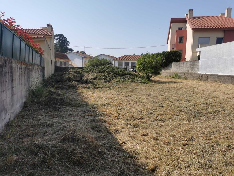 Terreno urbano para construcao 2 Moradias  Maia