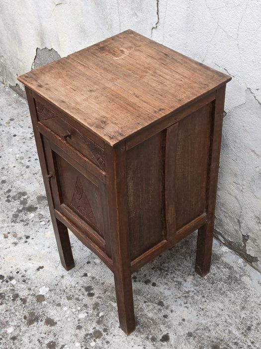 Mesa de cabeceira antiga
