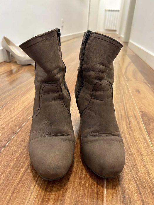 Botins castanhos de senhora