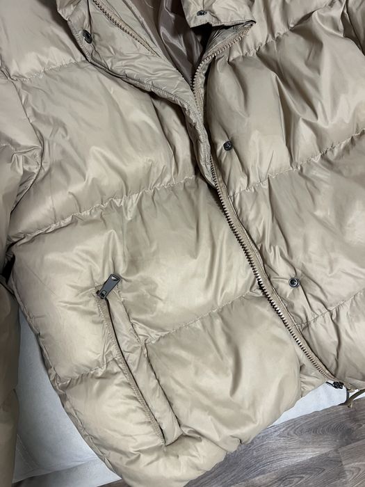 Жіночий пуховик у бежевому кольорі