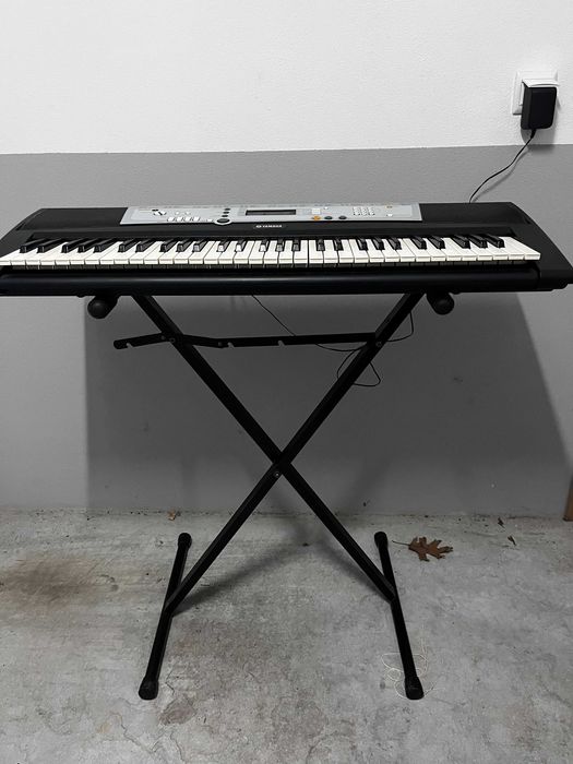 Vendo Órgão/ Teclado Yamaha YPT-200 com suporte incluído