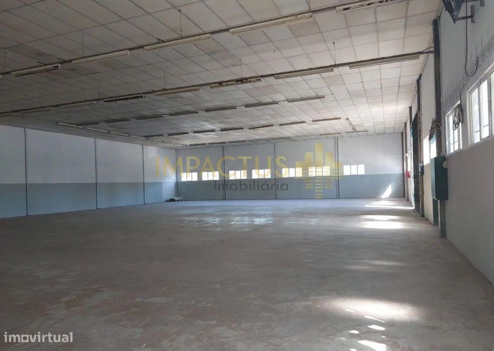 Armazém amplo com 600m2