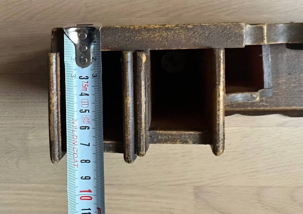 Декоративна підставка з годинником на стіл