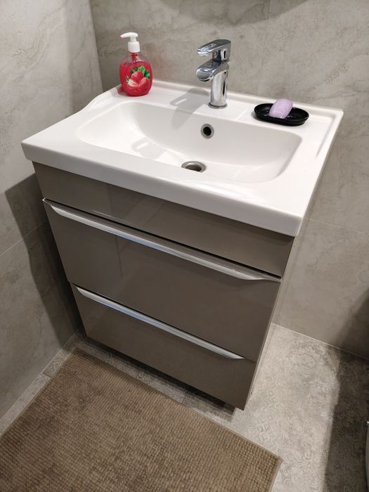 Używana szafka łazienkowa z umywalką i kranem