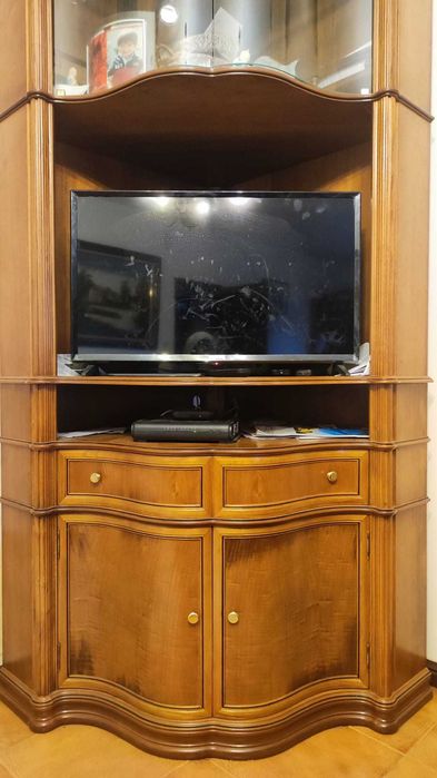 Móvel para TV em madeira maciça