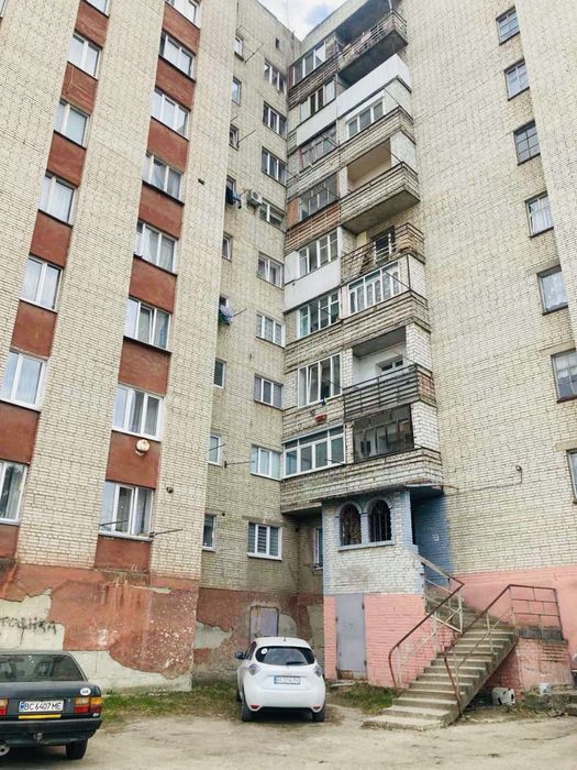 Продам трьох кімнатну у м.Новий Розділ.