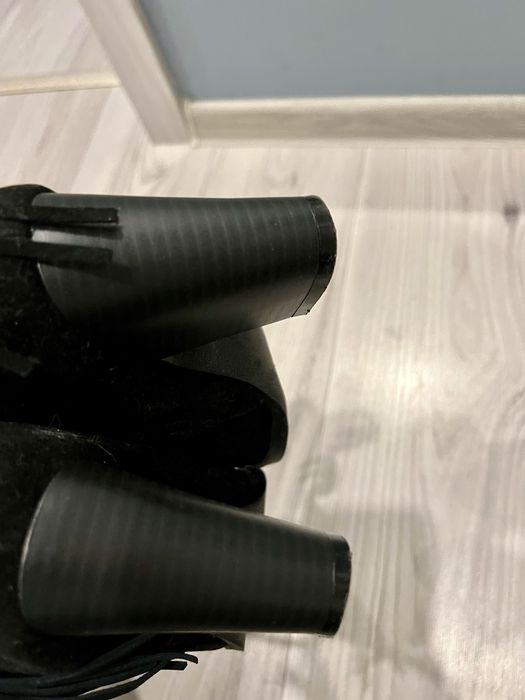 Botki zamszowe z frędzlami