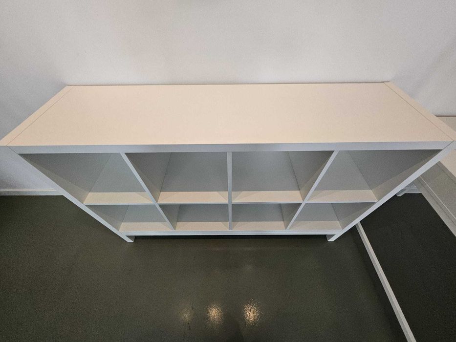 Estante Kallax branca com estrutura inferior - Nova