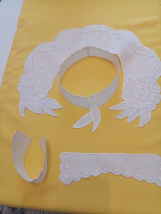 kołnierzyk ze stójką i mankietami ręcznie haftowany