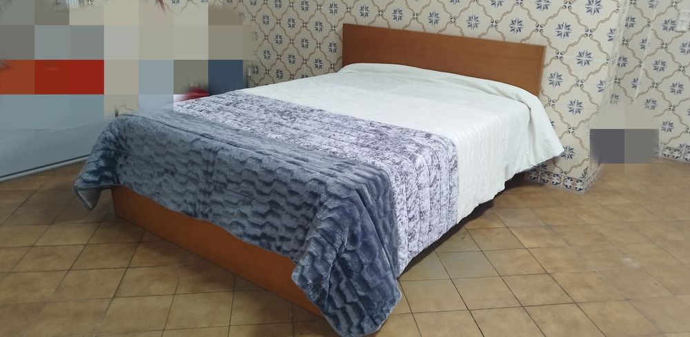Emma colchão; Cama; Estrado reforçado e capa de colchão.