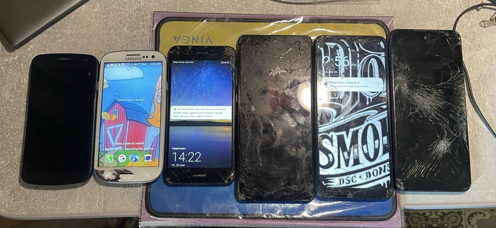 В продажі лот телефонів всі вмикаються та працюють