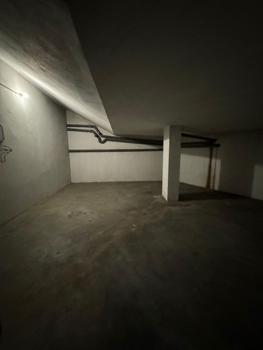 Garagem  com contador eléctrico à parte, fechada com 51 M2 ,Castelo Br