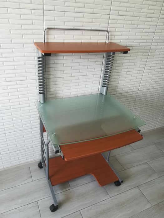 Ноутбук, столик, акустика