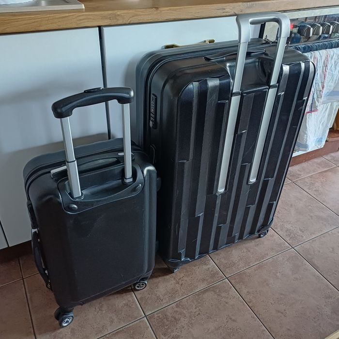 Dwie czarne walizki sztywne kabinowego Bugatti i Stratic