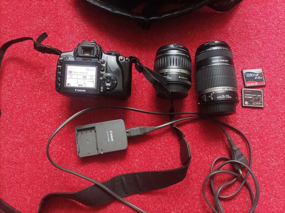 Aparat fotograficzny Canon i dwa obiektywy