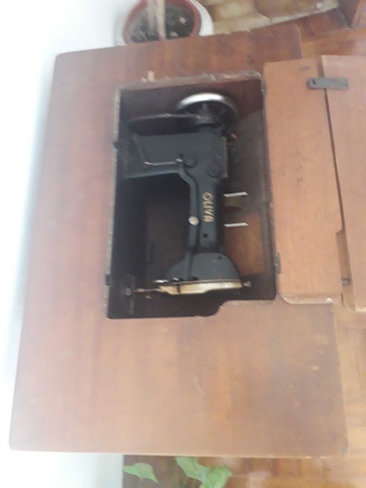 Máquina de Costura Antiga OLIVA com Móvel Original - Completa e Estimada