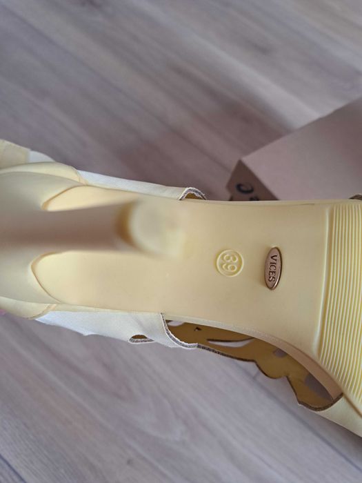 Nowe szpilki Vices 39