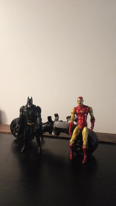 Miniaturas Iron Man e Batman